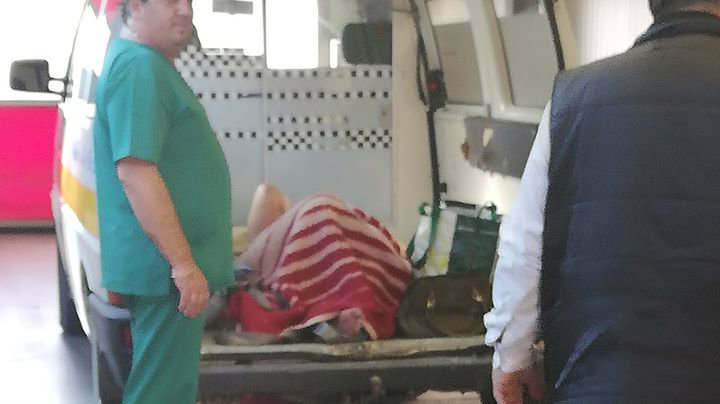 REVOLTĂTOR. Pacientă plimbată ca un animal în ambulanţă! Fără targă şi legată în chingi