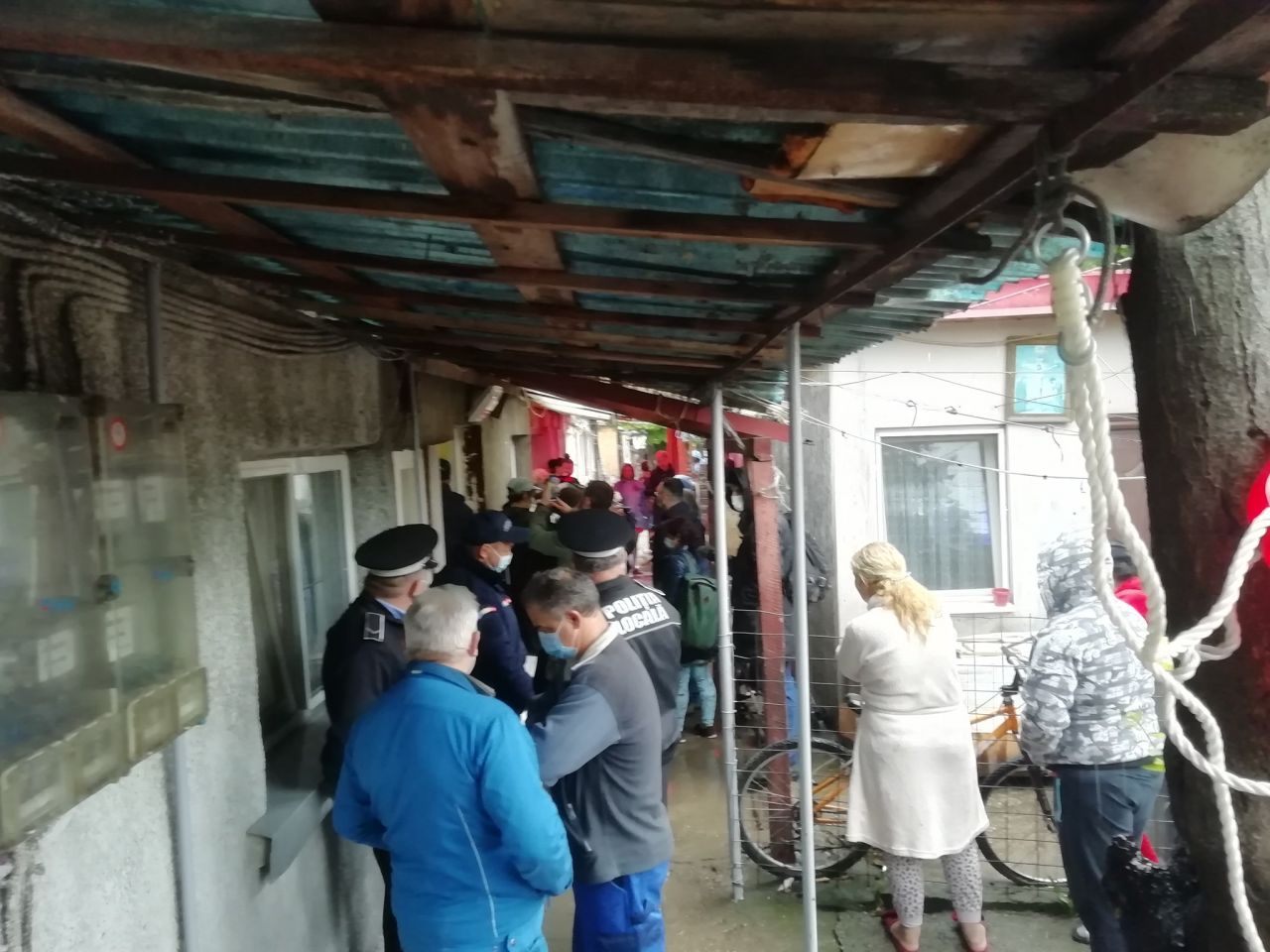 EVACUATE CU FORȚA din locuințele sociale din Cluj: „Jandarmeria a dat cu spray