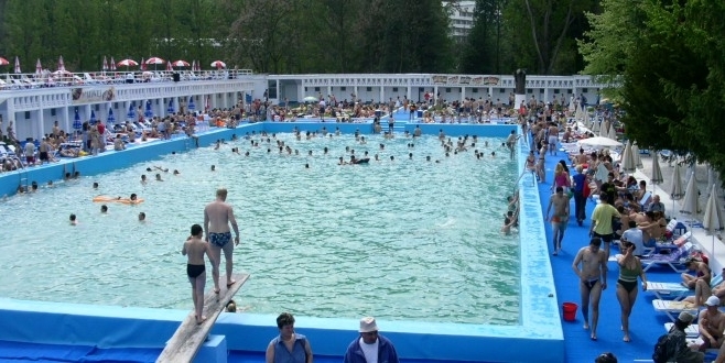 Se deschid piscinele