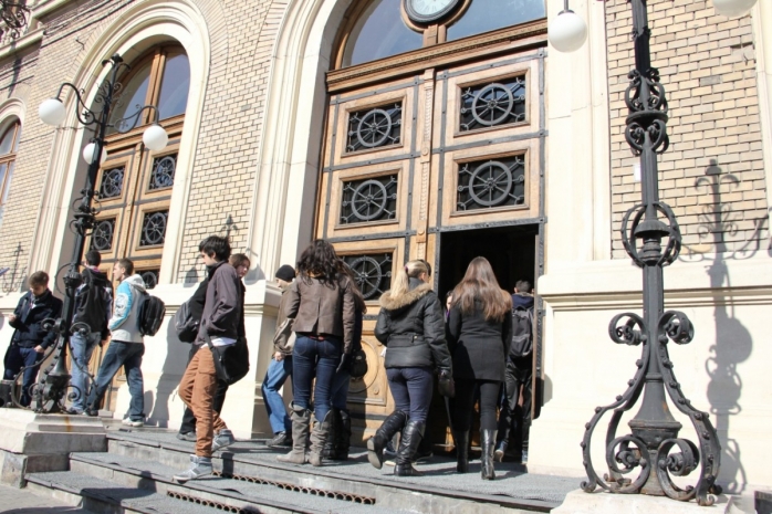 făcut de fiecare facultate.