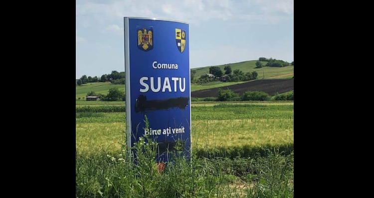 RO/HU Inscripția în limba maghiară la intrarea în Suatu, acoperită cu vopsea / Festékkel mázolták be a magyarszováti helységnévtáblát