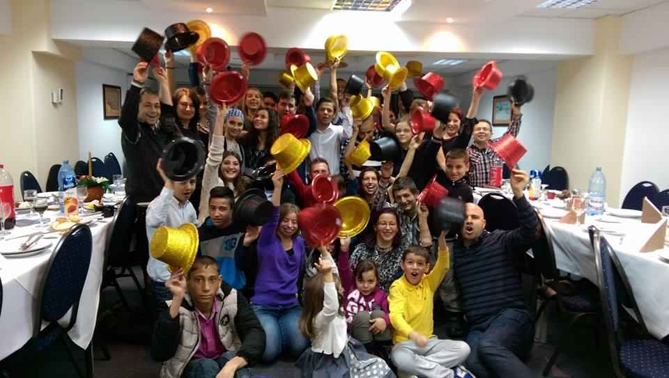 O fotografie de grup cu participantii la editia din 2015 a taberei pentru tinerii si copiii dependenti de dializa