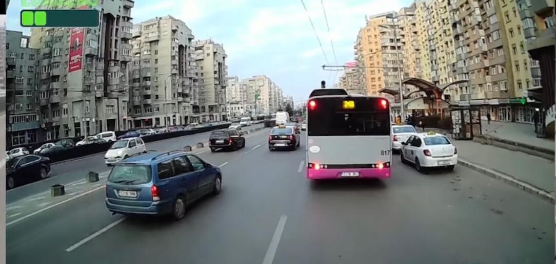 exasperați de taximetriștii care parchează neregulamentar și încurcă traficul în Cluj-Napoca