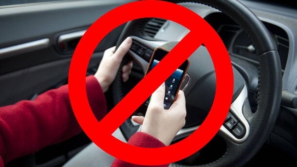 GATA cu telefonul mobil la volan! Fără live-uri