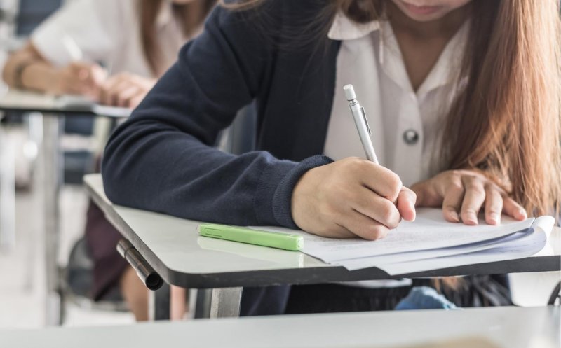 Elevii de clasa a VIII-a au primit deja testele inițiale pe internet!