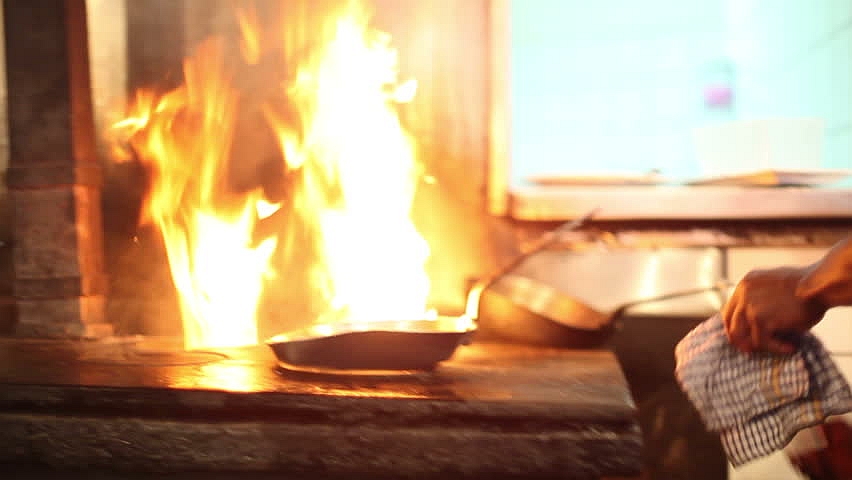 încercând să stingă o cratiță în flăcări