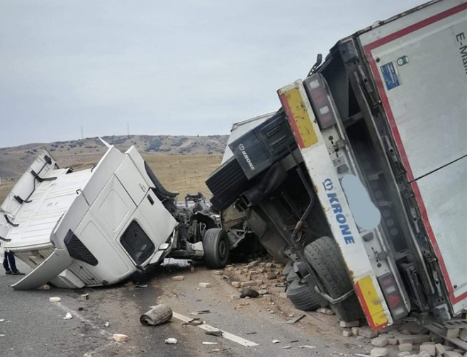 Accident GRAV pe A10! TIR răsturnat