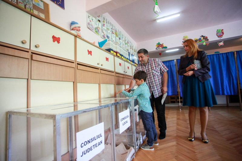 Alin Tișe a mers la vot alături de familia sa