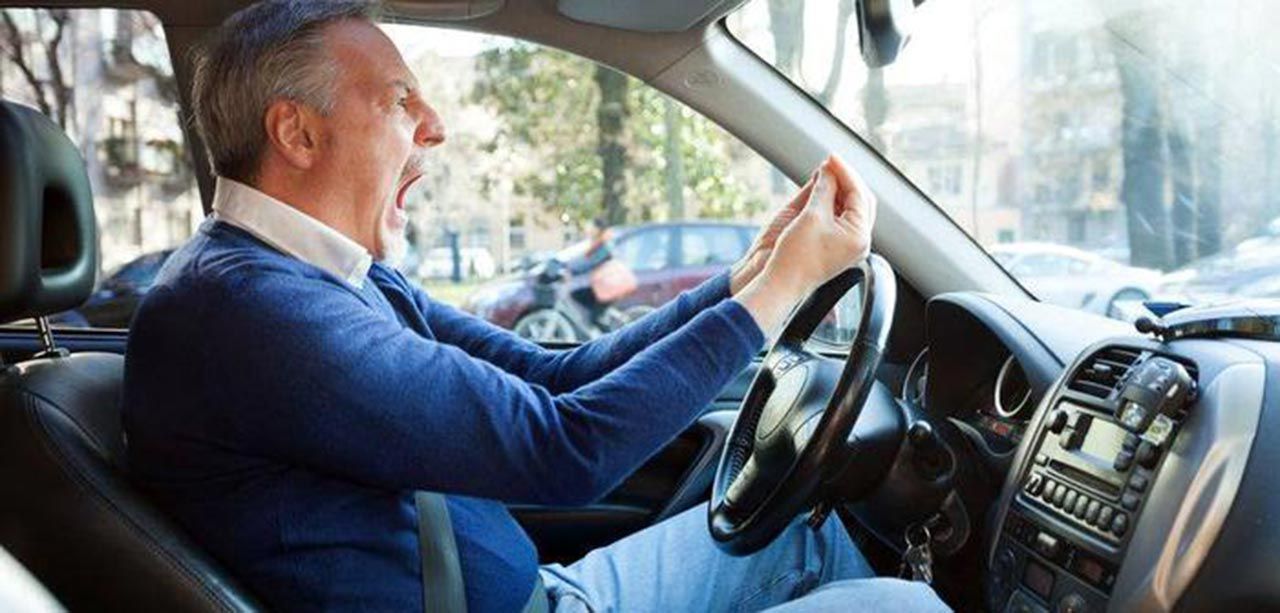 Un bărbat s-a ENERVAT în trafic și a LOVIT un alt șofer