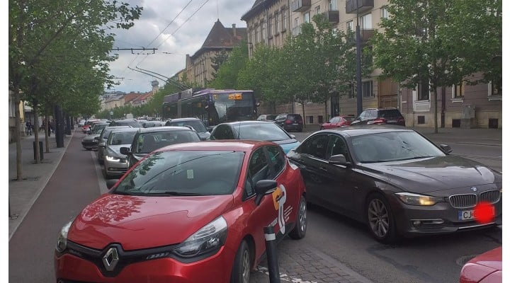 de când a început școala Părinții țin morțiș să își ia copii din fața porții