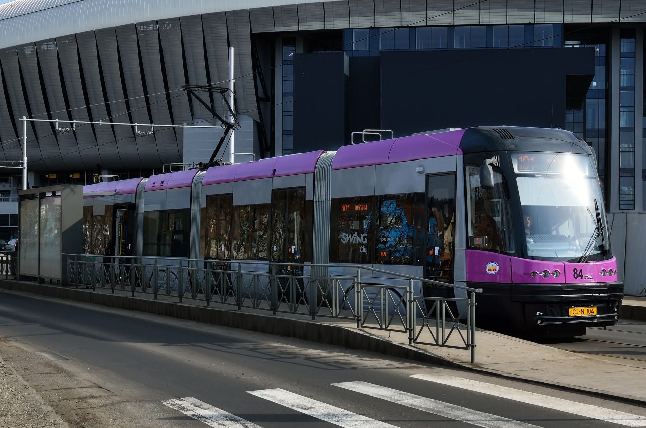 spre Centru: „Un tramvai plin cu oameni stă după o mașină”