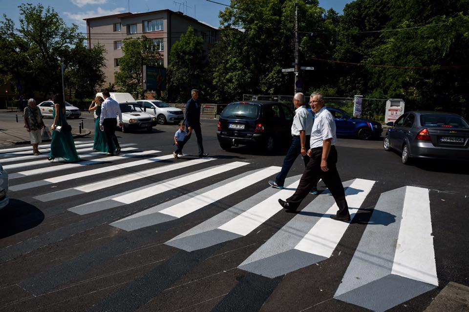 Prima trecere de pietoni cu marcaj orizontal 3D din Cluj-Napoca, în apropiere de Parcul Central