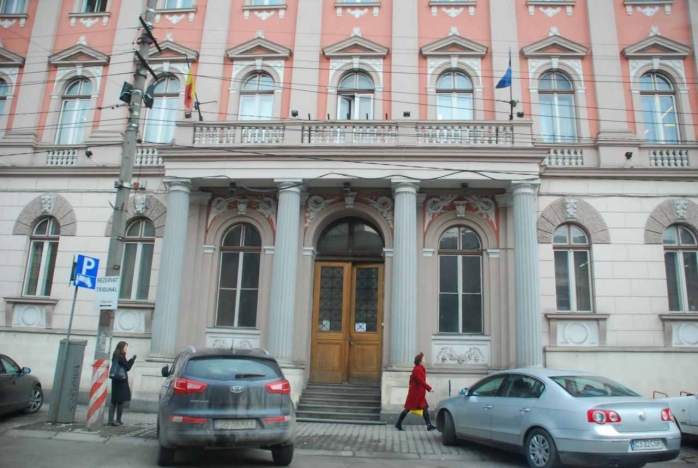 trimis în judecată pentru că a aruncat cu o ȚELINĂ în fața fostei soții
