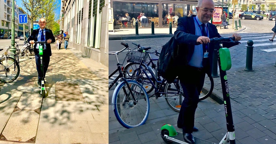 Emil Boc pe trotineta electrică la Bruxelles