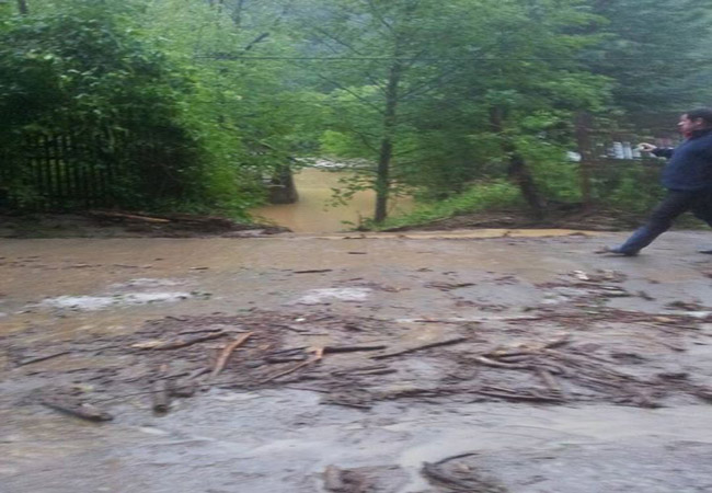 Ploile au făcut ravagii la Turda. Traficul rutier
