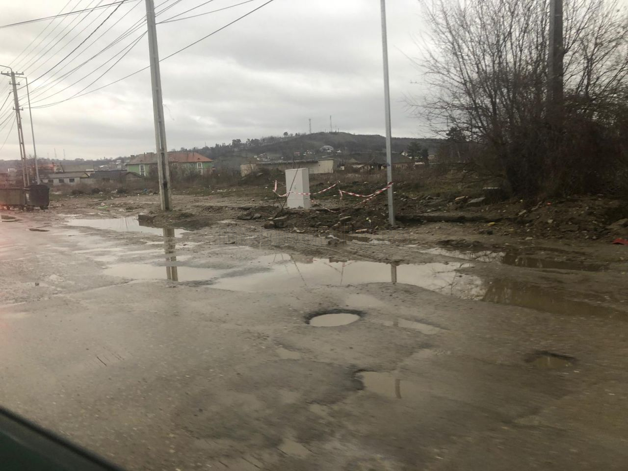Turda ca după BOMBARDAMENT. Zeci de gropi și cratere împânzesc drumul.