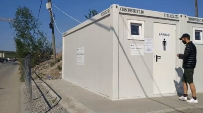 Cum arată băile mobile de la Pata Rât. Zeci de persoane le folosesc zilnic