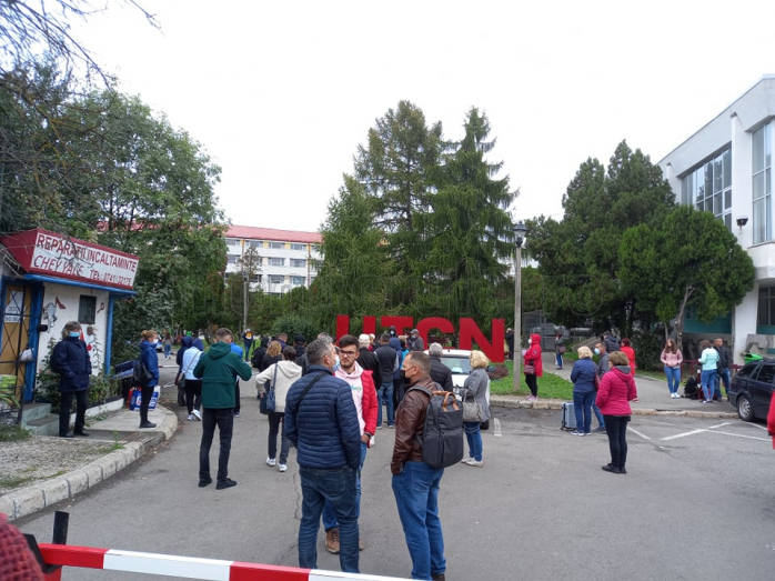 revoltați după ce s-a decis continuarea FIZICĂ a laboratoarelor și seminarelor