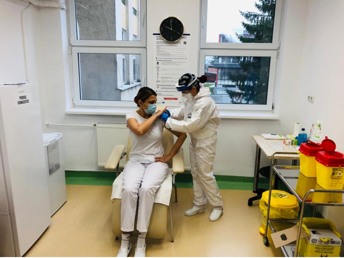 vaccinați anti-COVID19 în DOAR 24 de ore! Câte reacții adverse au fost semnalate?