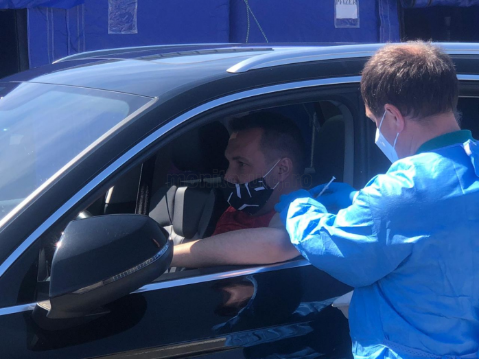 prinși cu plasturele pe braț la 21 de zile după vaccin: „La Drive avem tot soiul de experiențe”