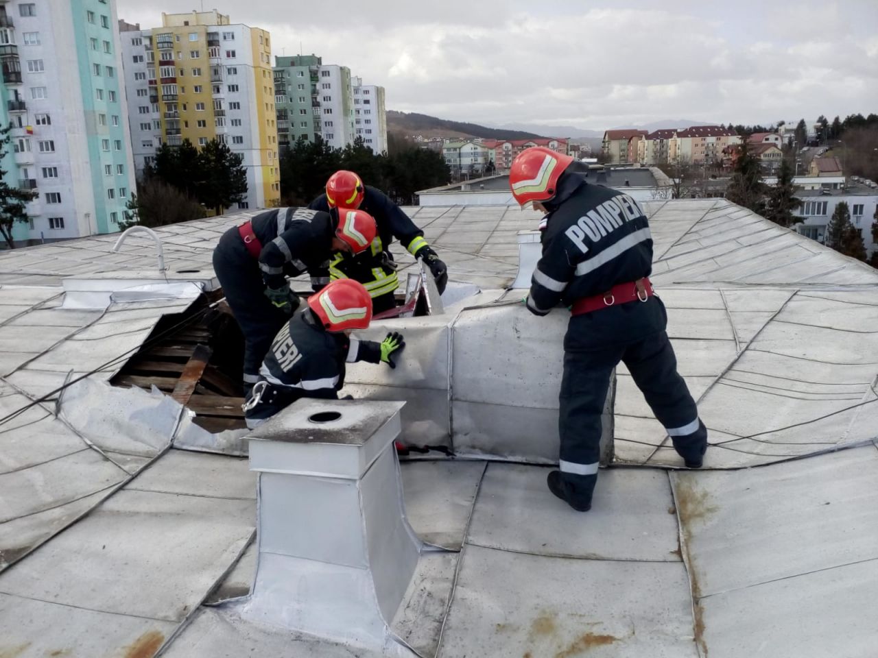 Flăcările și vântul puternic le-au dat mari bătăi de cap pompierilor clujeni