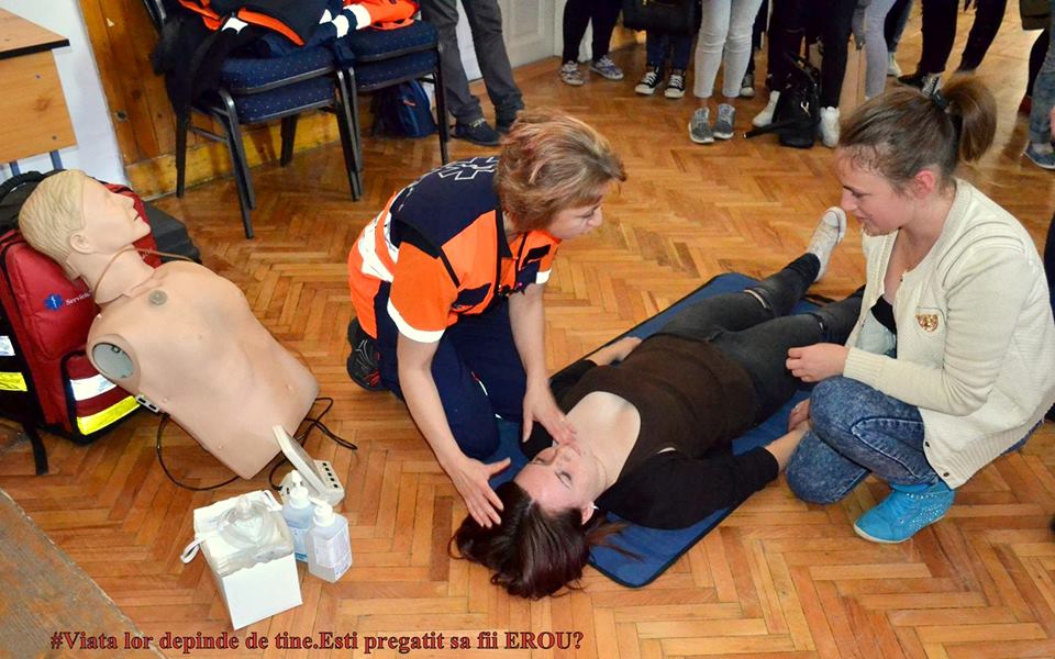Elevii clujeni, învăţaţi să acorde primul ajutor