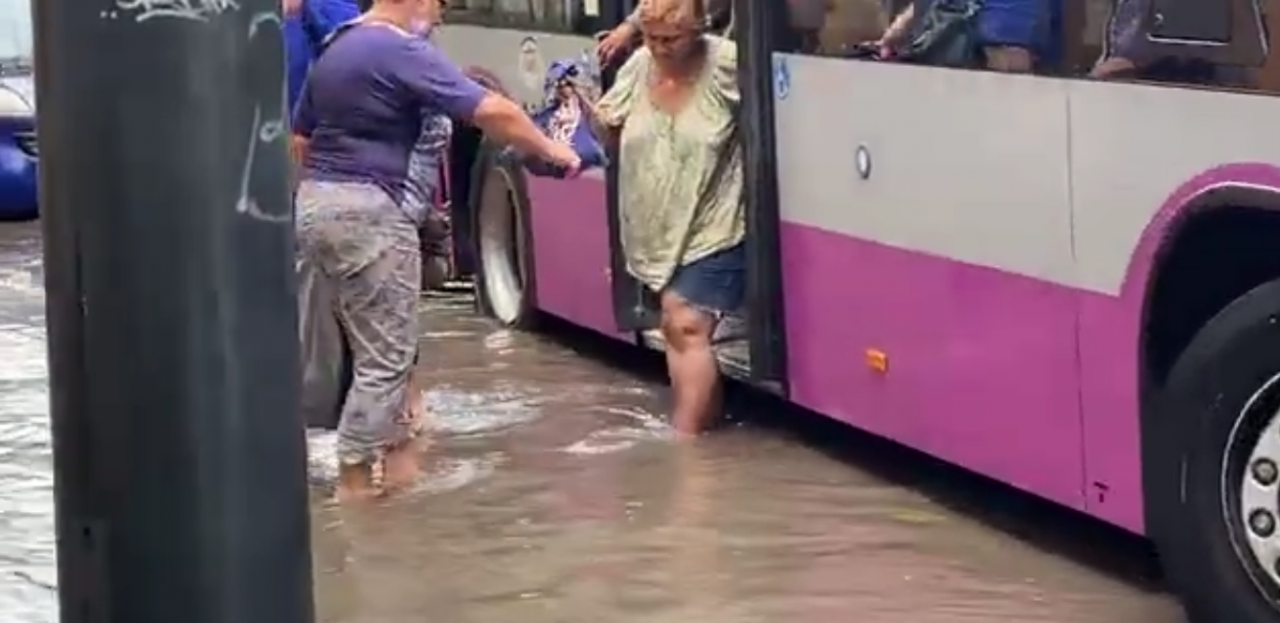 învins de o ploaie de 15 minute! Apă până la genunchi pe o stradă importantă