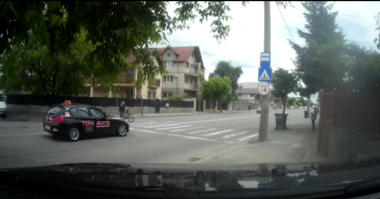 la un pas să fie SPULBERAT pe trecerea de pietoni de o mașină de la Școala de Șoferi