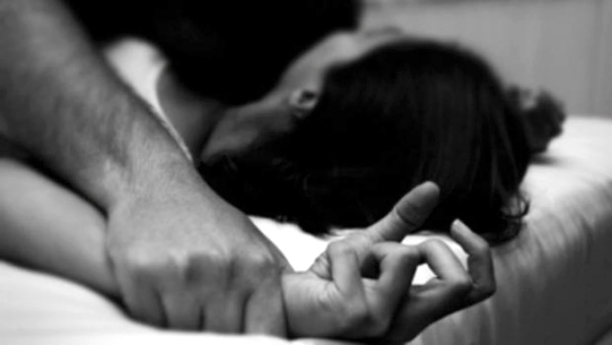 VIOLATĂ de un tânăr într-un hotel din Cluj-Napoca. Băiatul