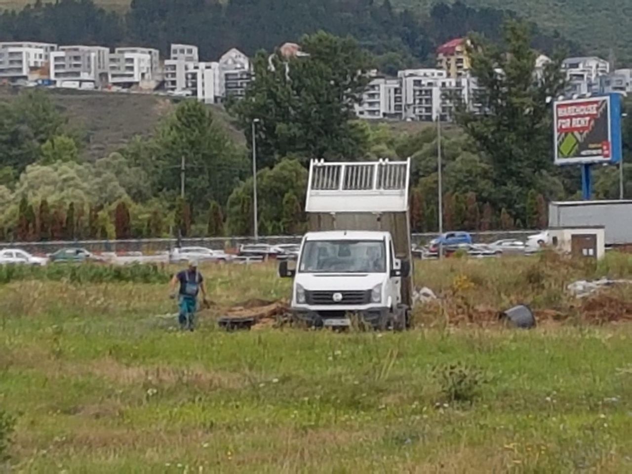 surprins aruncând constant gunoaie pe câmpul de la Vivo. Poliția locală spune că se ocupă de caz.