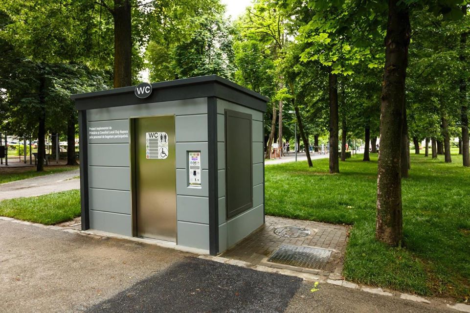 fara-urinat-in-spatiile-publice-unde-au-fost-instalate-noile-wc-uri-moderne-din-cluj-foto