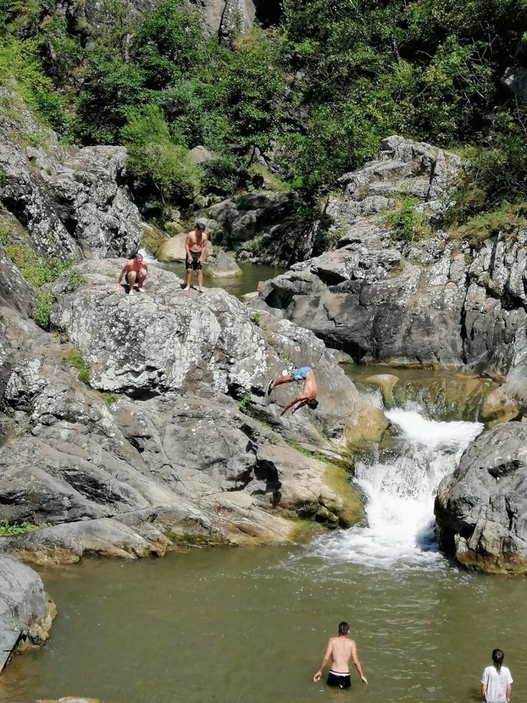 Cascada Ciucaș: sărituri în apă de pe stânci