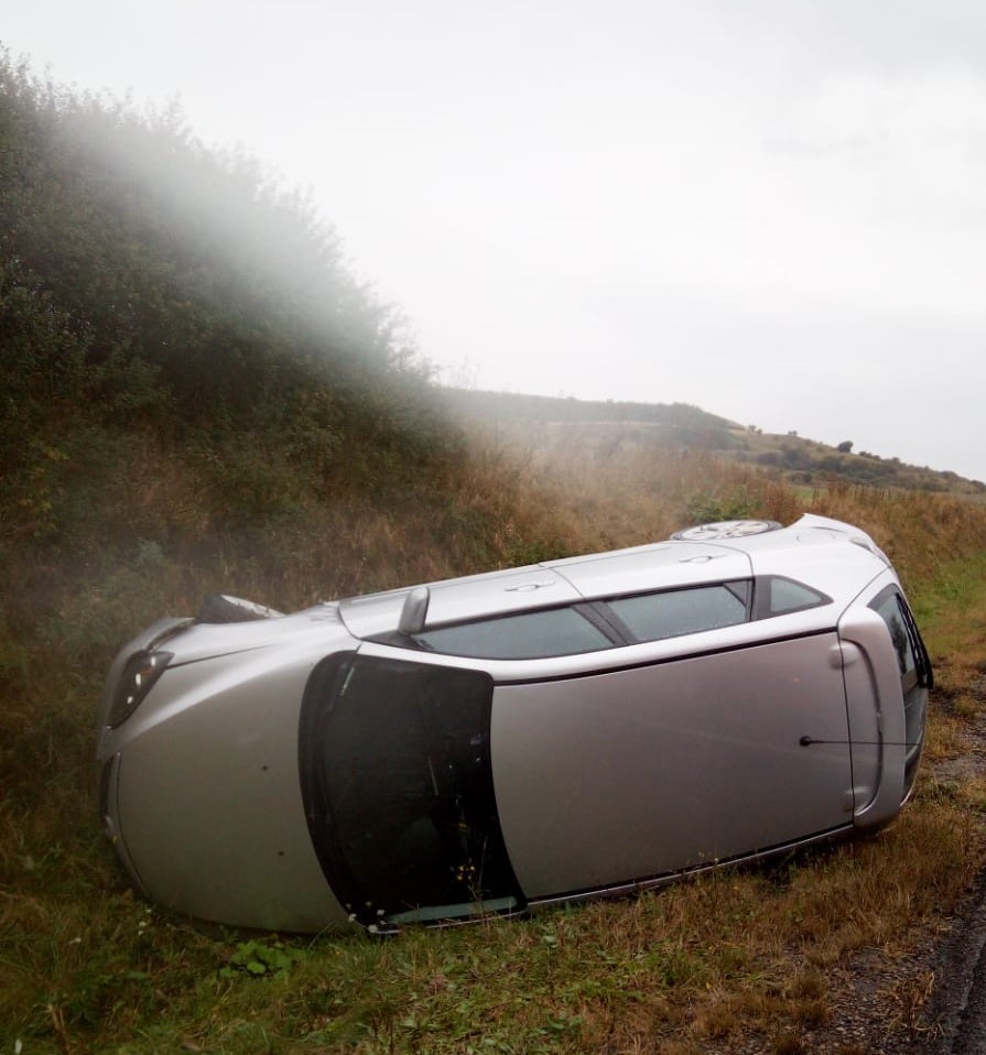 Accident aproape de Vâlcele. O femeie s-a răsturnat cu mașina FOTO