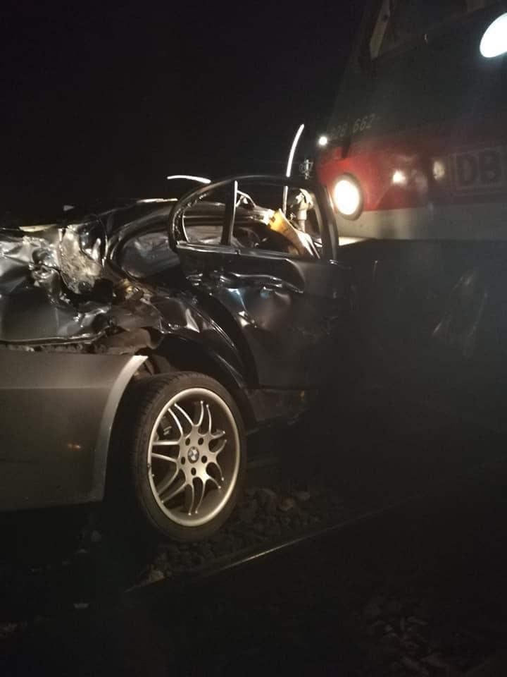 Un tren a LOVIT un autoturism în Jucu