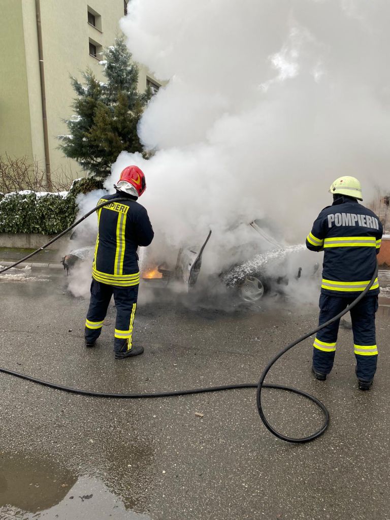 O mașină A LUAT FOC în timp ce se deplasa pe o stradă din Grigorescu! FOTO/VIDEO