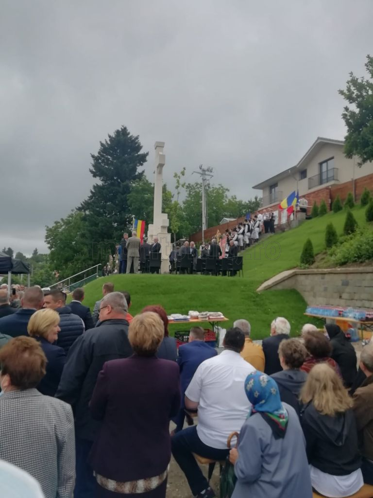 GALERIE FOTO. Sfințirea Monumentului Eroilor a avut loc duminică în Feleacu. Primar: „Cinste eroilor noștri!”