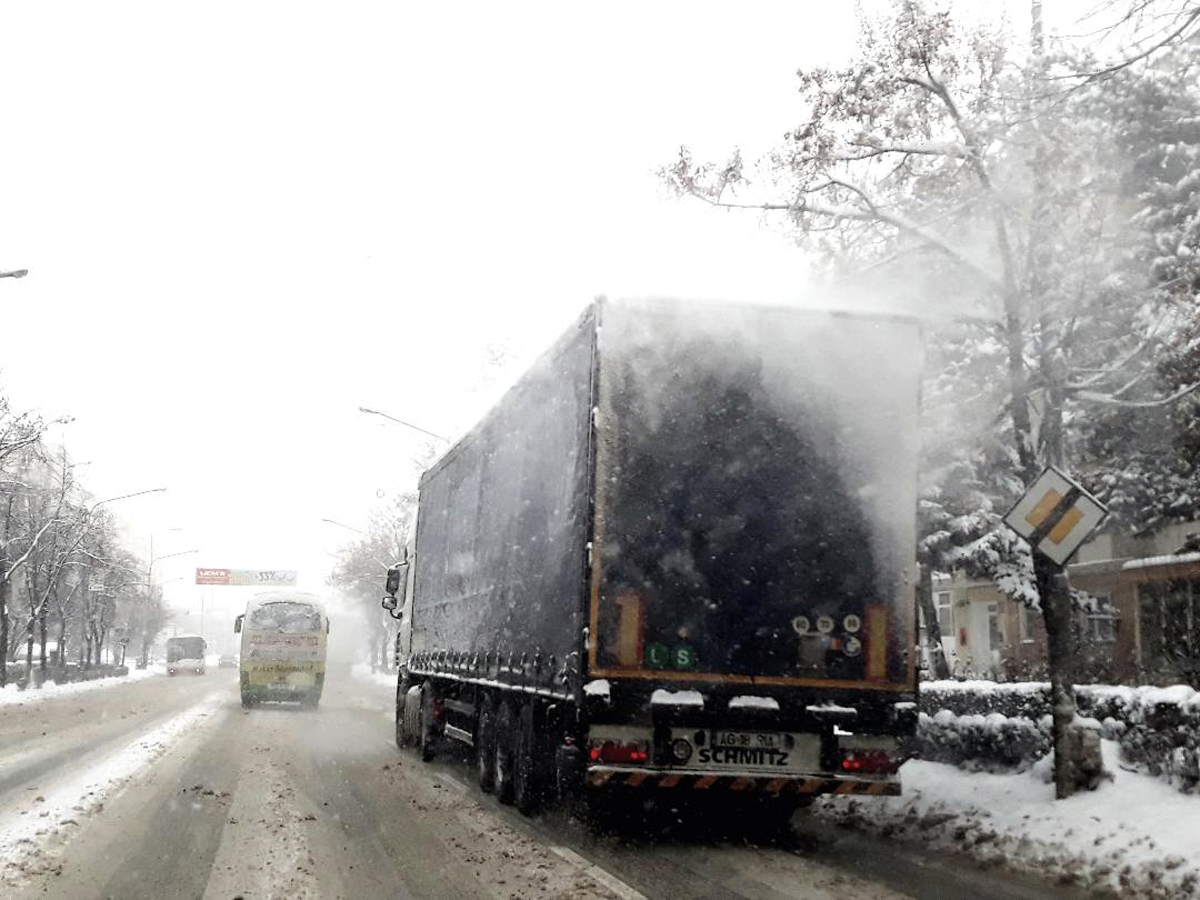 ATENȚIE, șoferi! COD ROȘU DE VREME REA, luni. NU porniți la drum fără să VERIFICAȚI traseul și prognoza METEO!